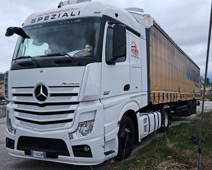 Mercedes 1845 con Rimorchio