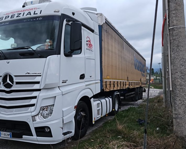 Mercedes 1845 con Rimorchio