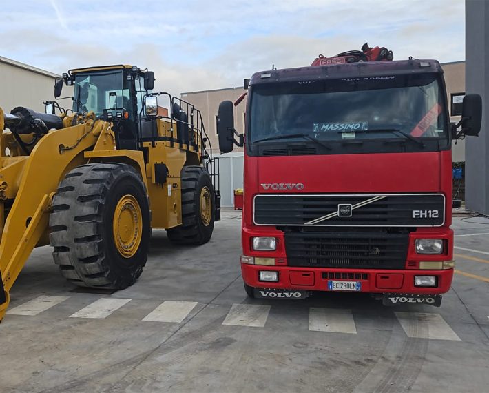 Volvo FH12 3 assi con Gru Fassi 310