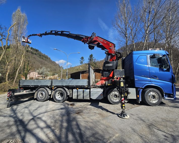 Volvo FH4 500 4 assi con Gru Fassi 990