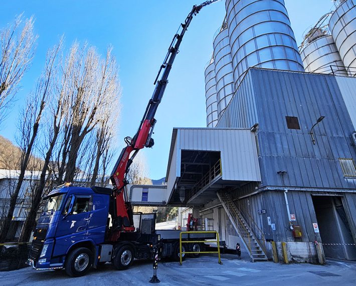 Volvo FH4 500 4 assi con Gru Fassi 990